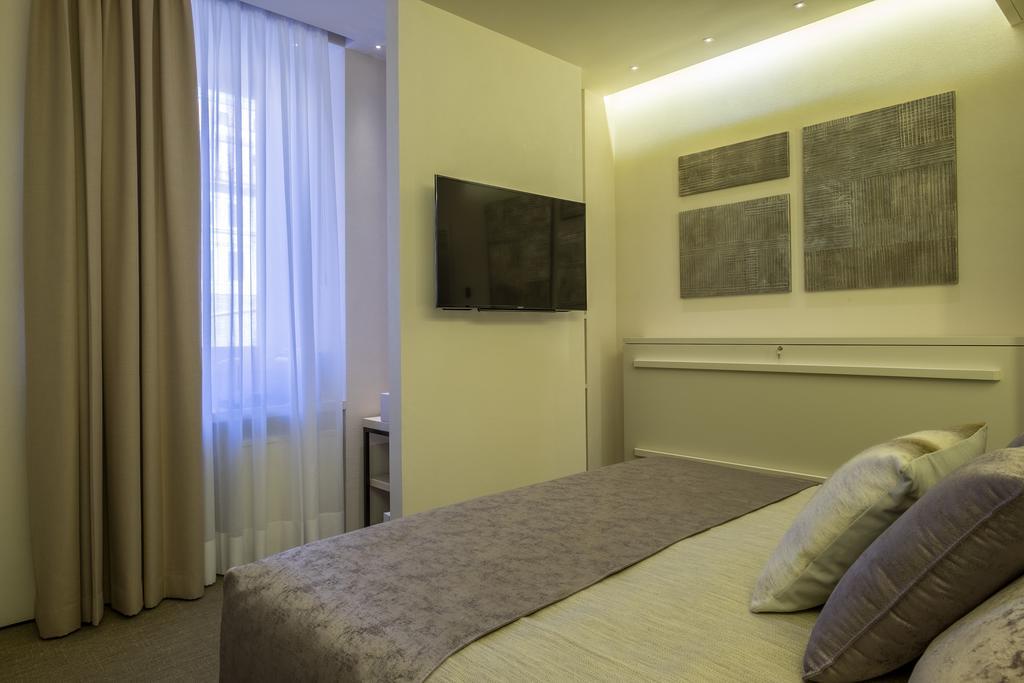 230 Luxury Roma