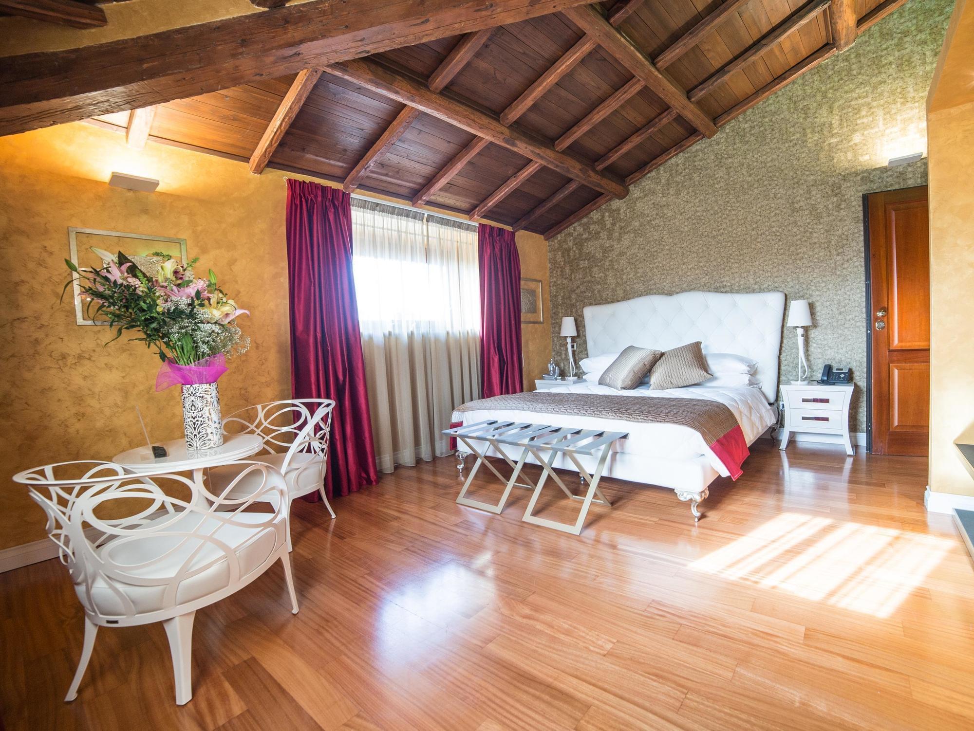 The Place 217 Hotell 2*