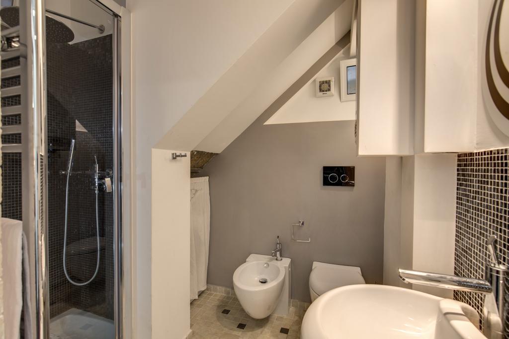 Campo De' Fiori Stylish White Apartment