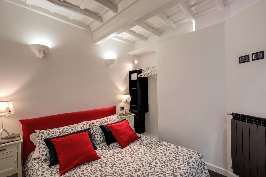 Campo De' Fiori Stylish White Apartment *