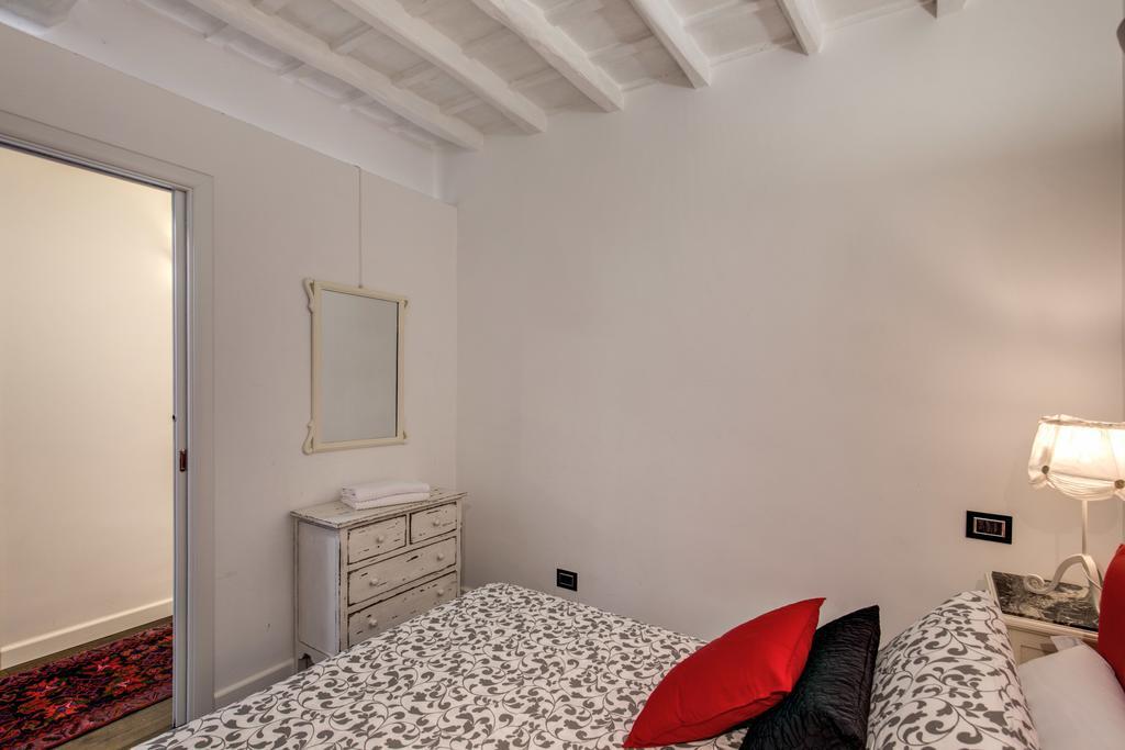 Campo De' Fiori Stylish White Apartment Rom