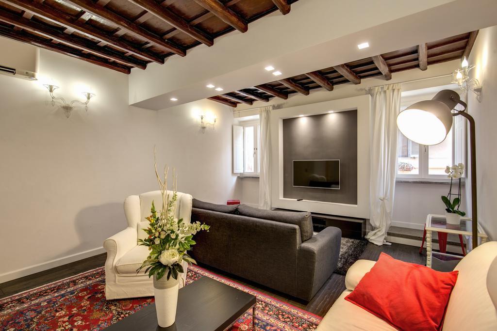 Campo De' Fiori Stylish White Apartment Rom