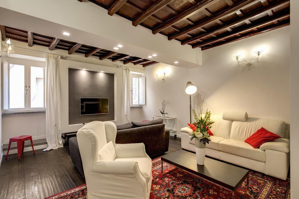 Campo De' Fiori Stylish White Apartment *