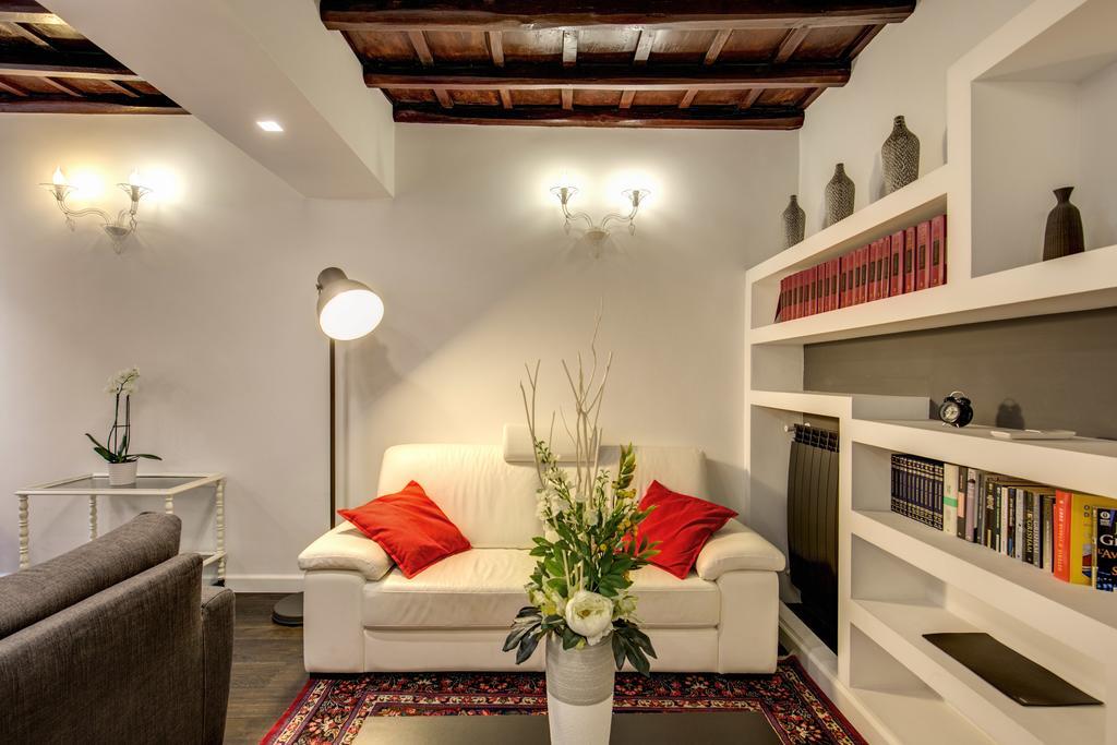 Campo De' Fiori Stylish White Apartment Rom