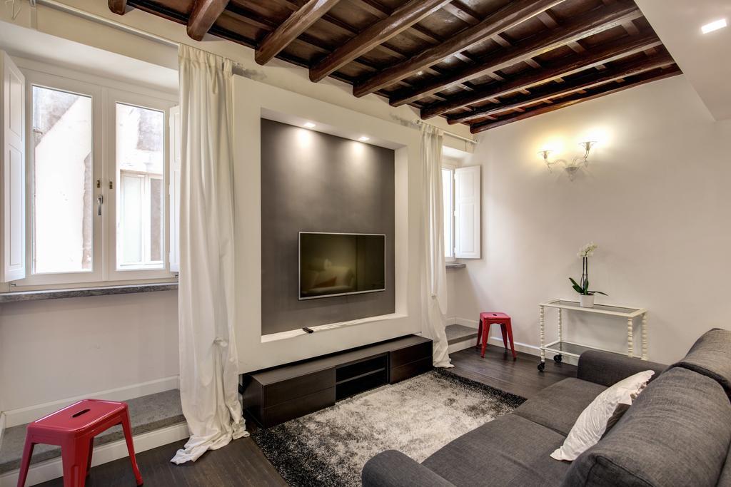 Campo De' Fiori Stylish White Apartment Rom