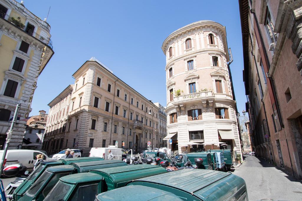 Sunny Navona Square Apartment Rome