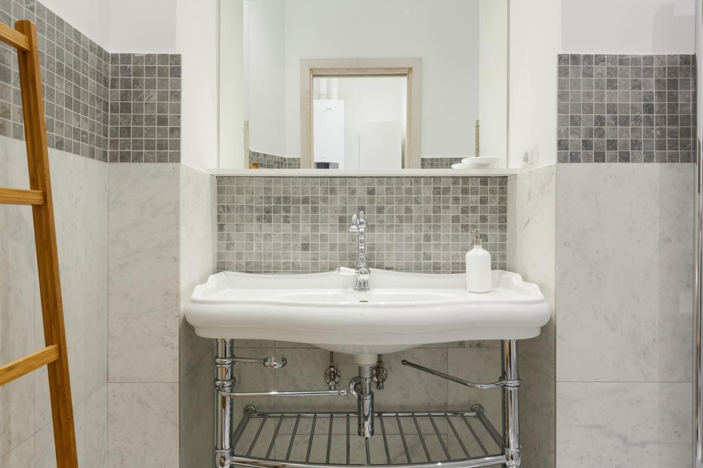 Modern Comfort, Poetic Charm Roma