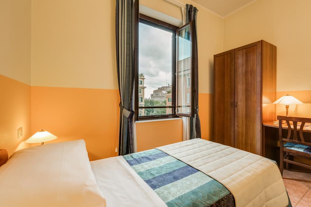 Hotel Domus Carmelitana Rome