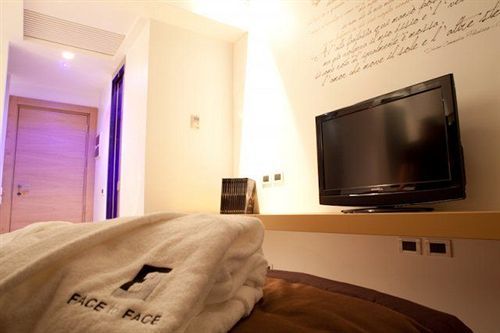 Face To Face House 3*