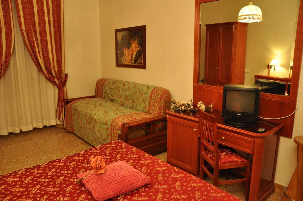 Hotel Sandra *