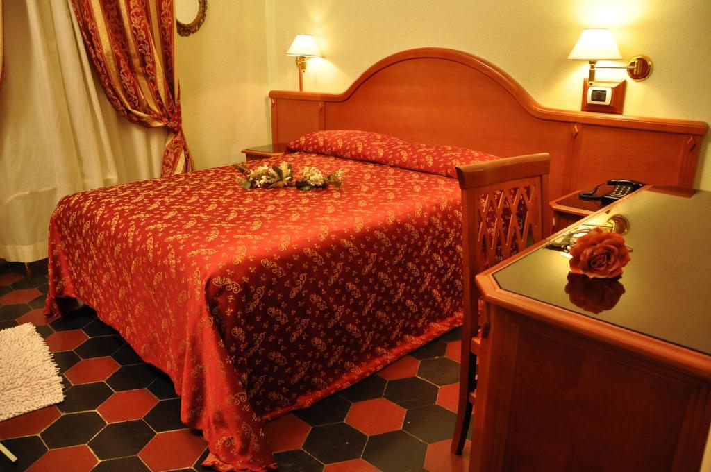 Sandra Hotel *