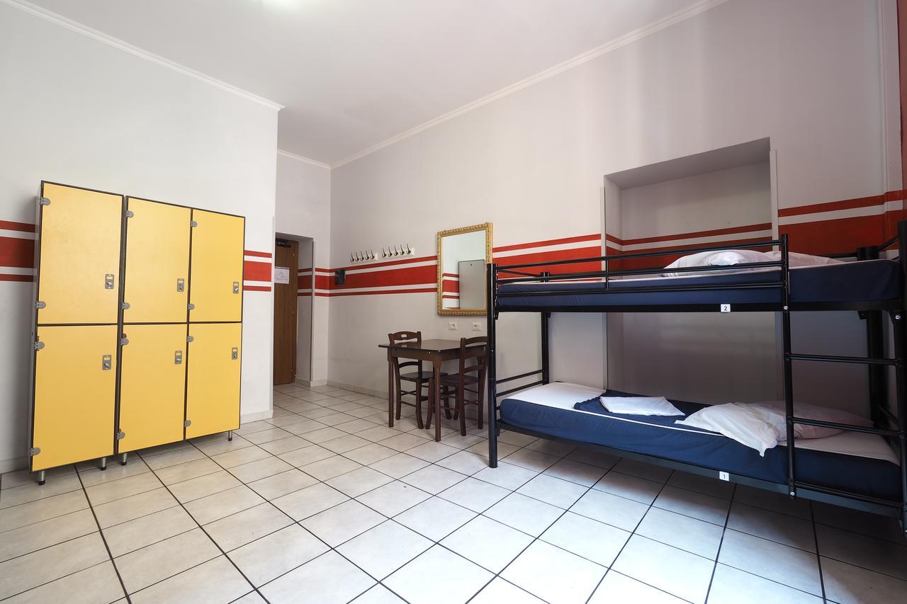 Hostal Alessandro Downtown & Bar *