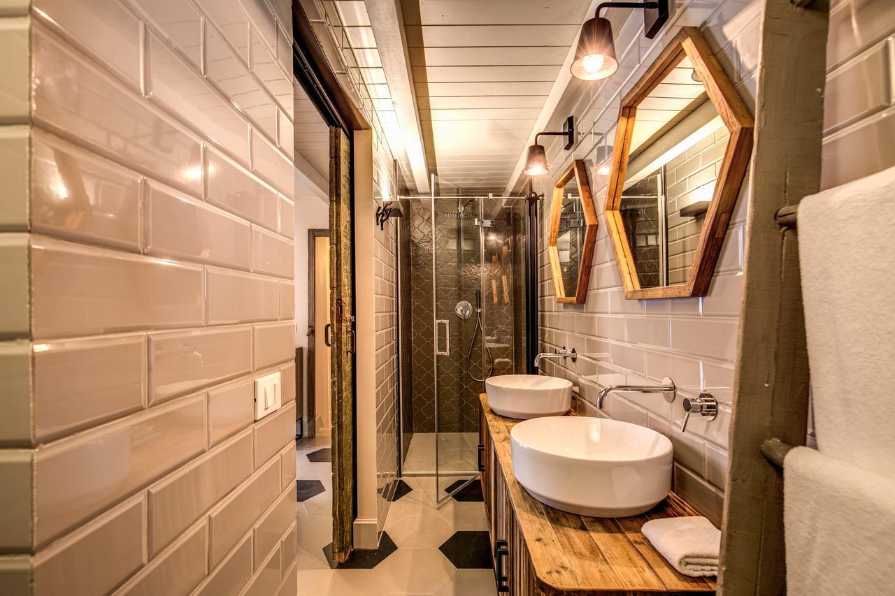 Decharme With Terrace In Monti Apartment