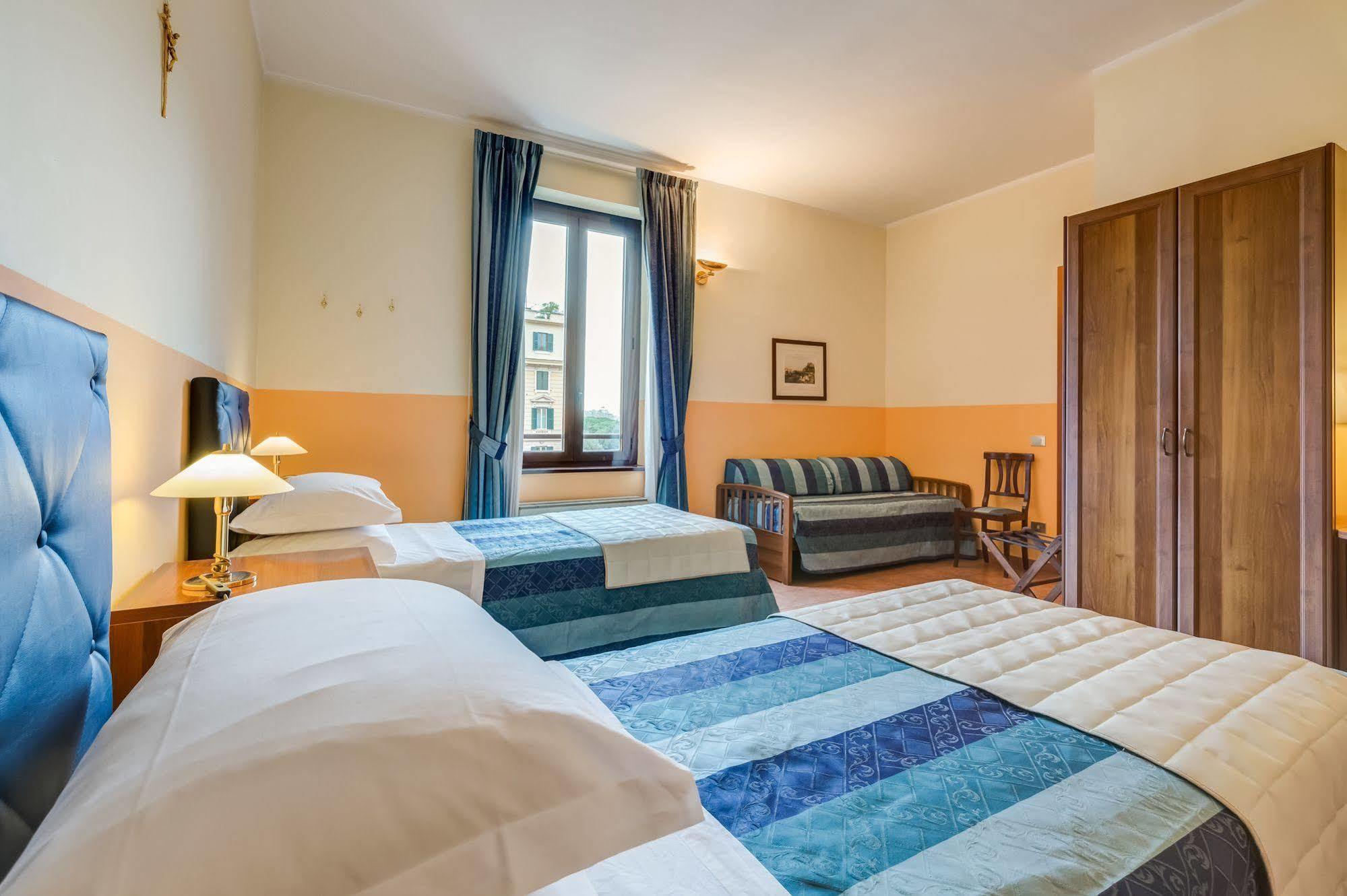 Hotel Domus Carmelitana Rome