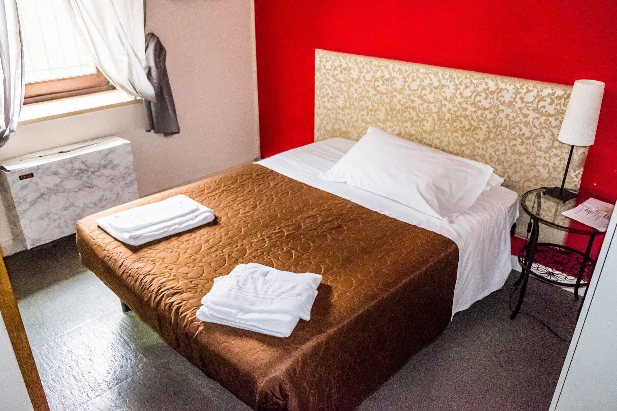 Hotell Casale Dei Massimi 2*