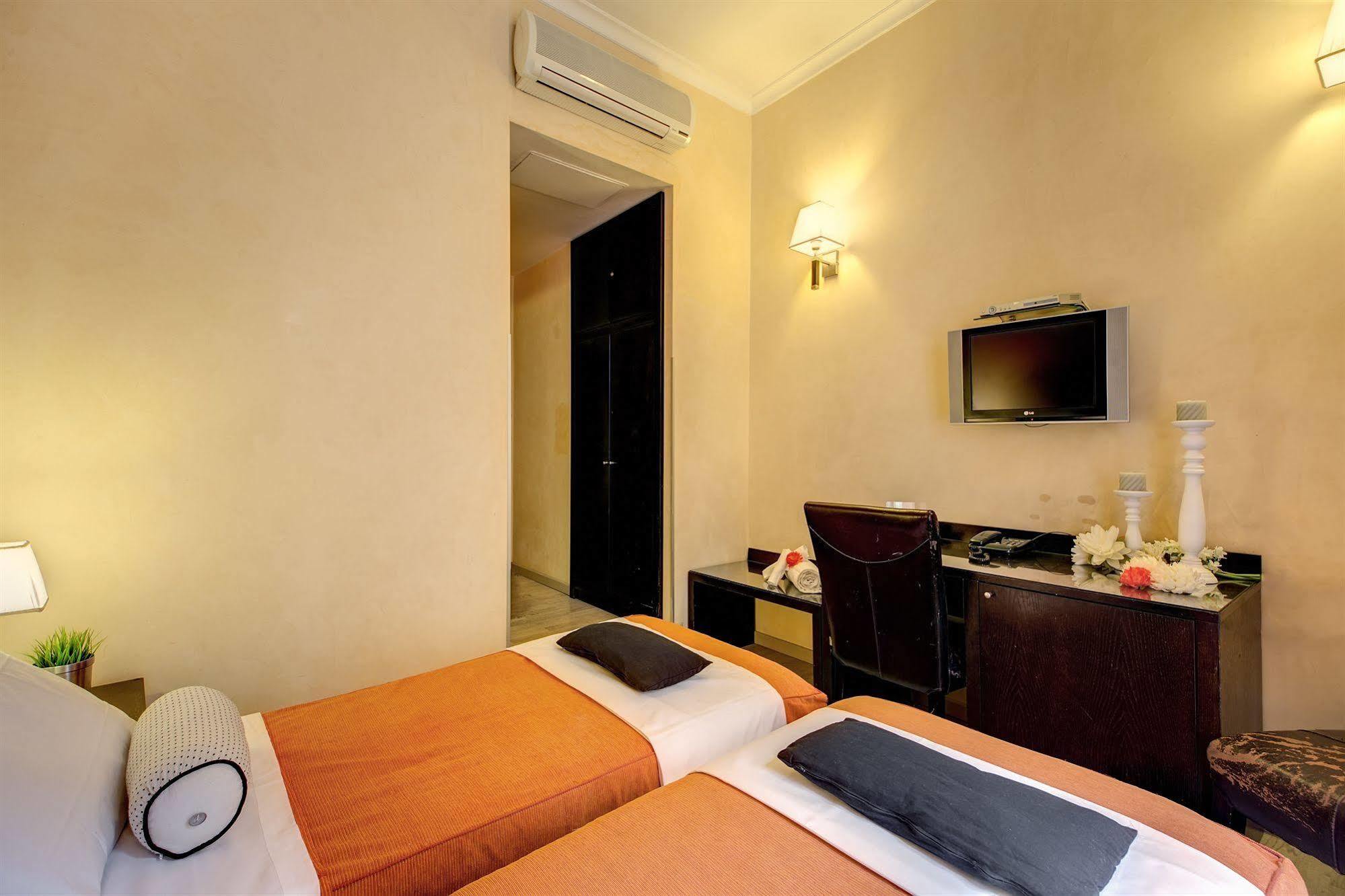 Le Petit Hotel