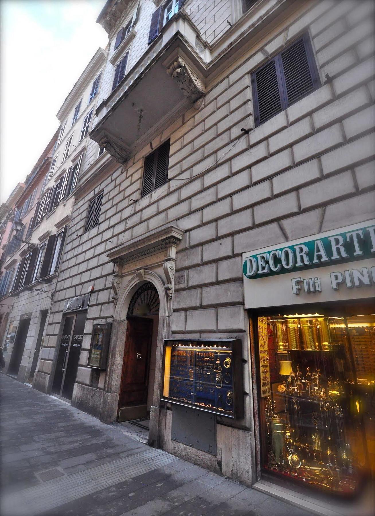Babuino 127 2*