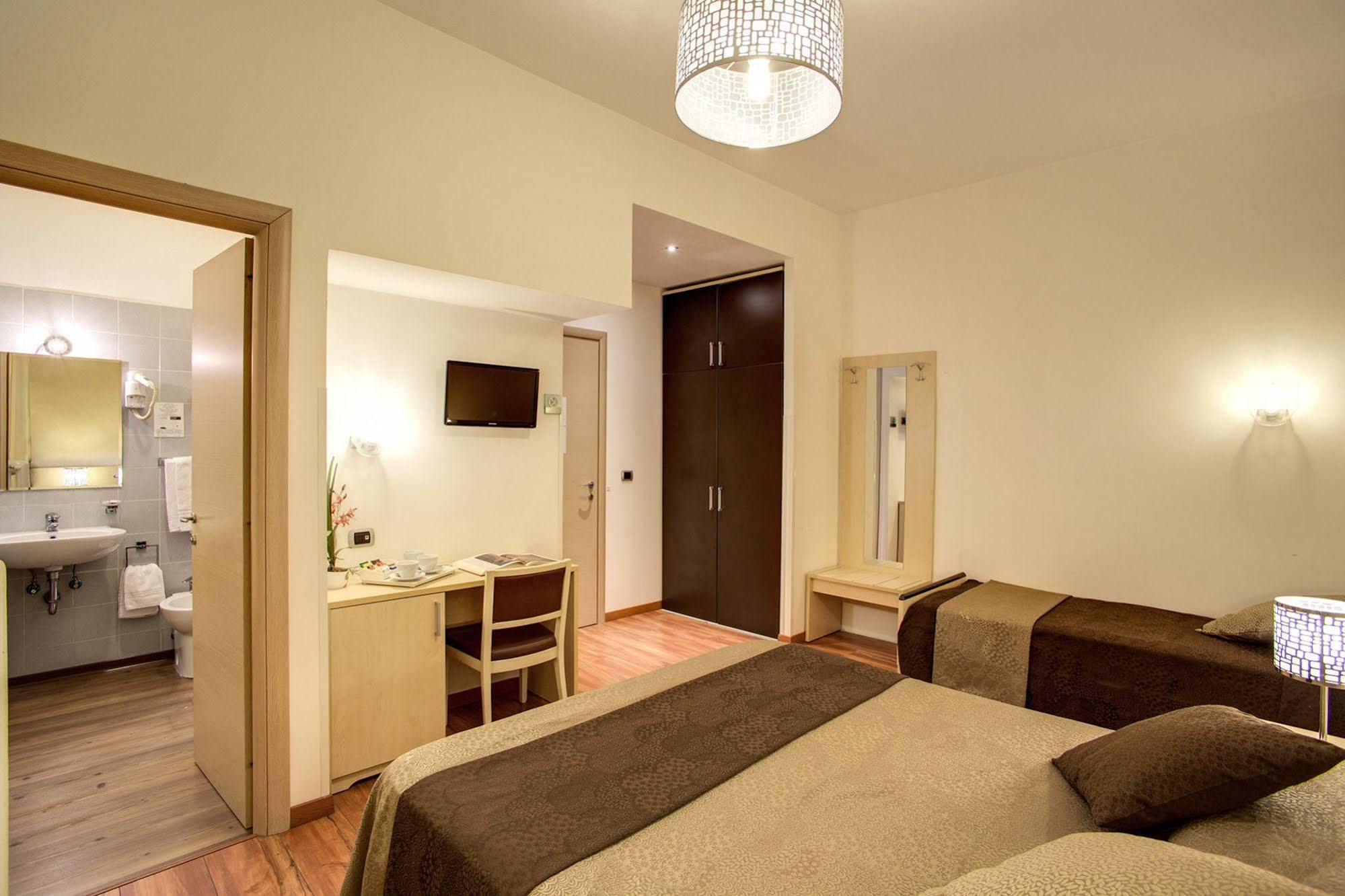 111 Coladirienzo - By Ad 2* Roma