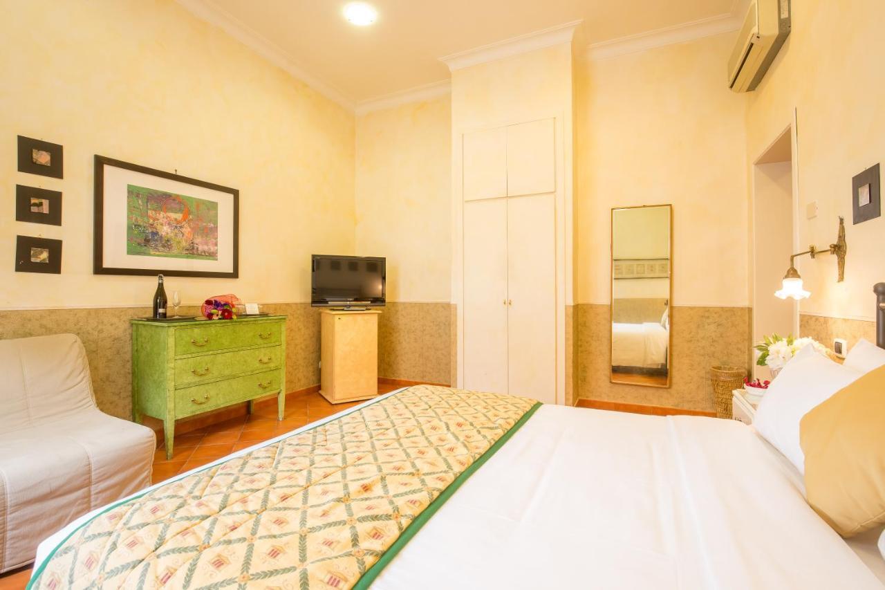 Caesar House Residenze Romane Acomodação com café da manhã  3*