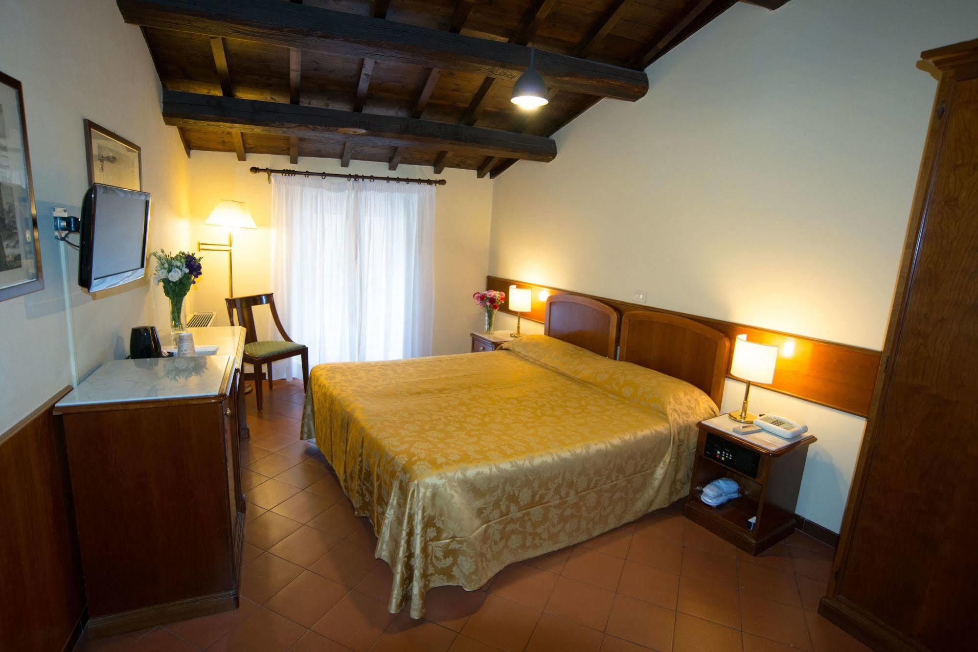 Teatro Di Pompeo 3* Roma