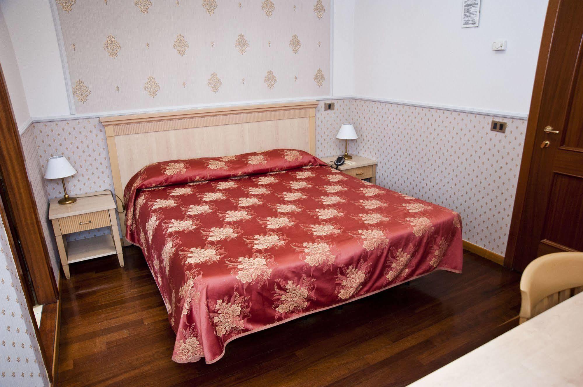 Hotell Arco Di Travertino