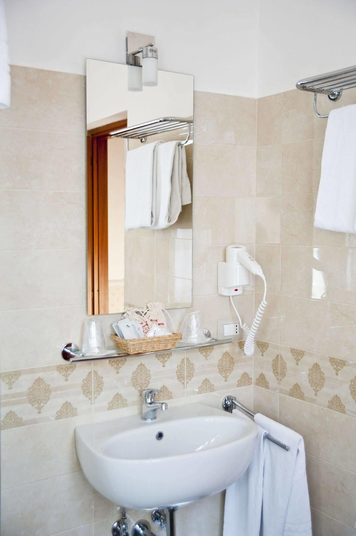 Arco Di Travertino Hotell