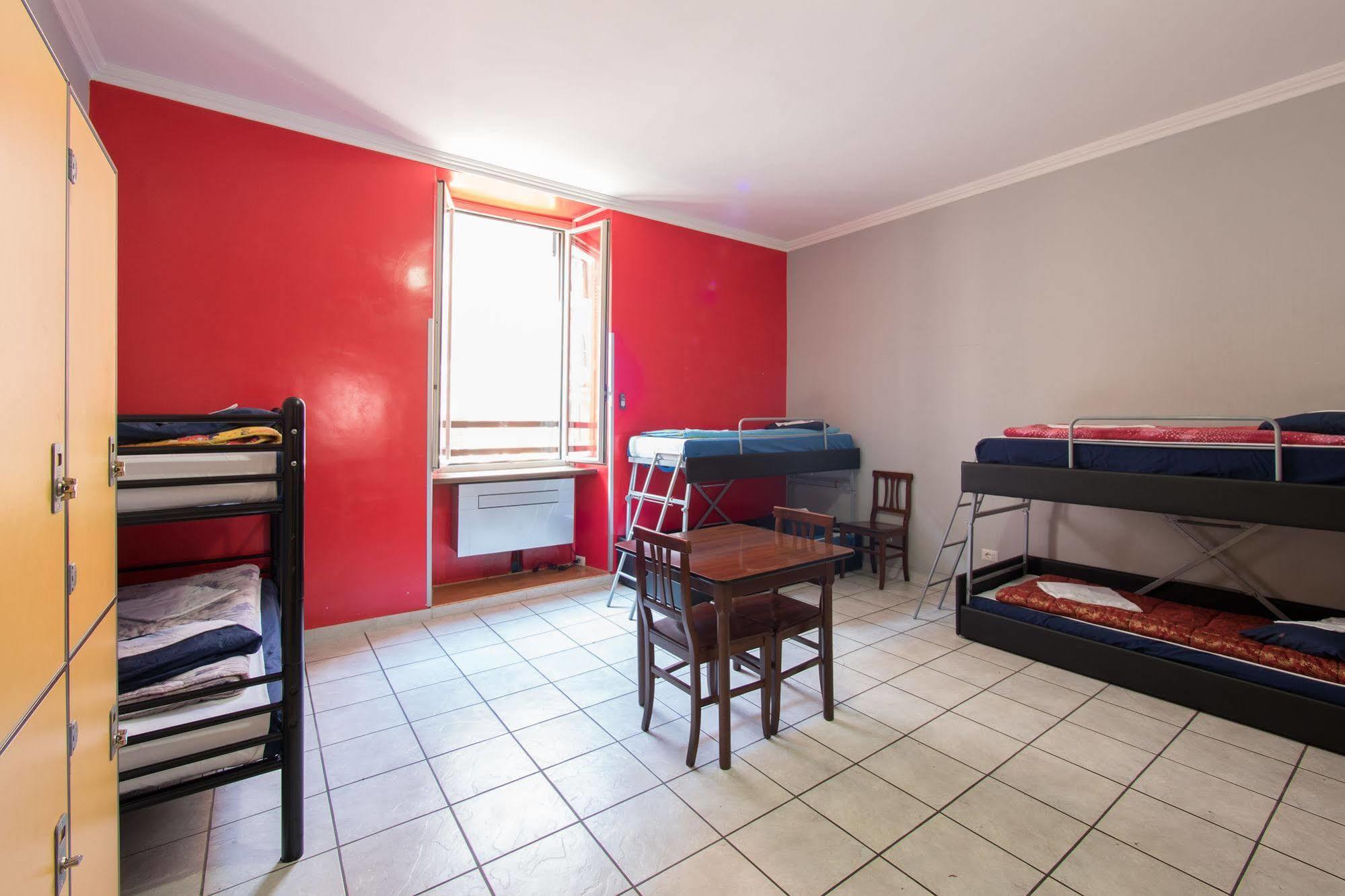 Hostal Alessandro Downtown & Bar *