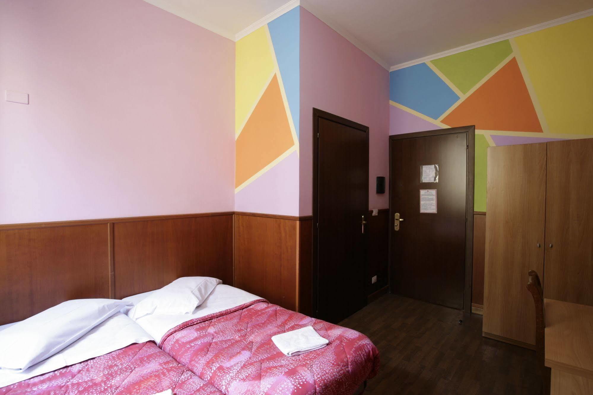 Hostal Alessandro Downtown & Bar *