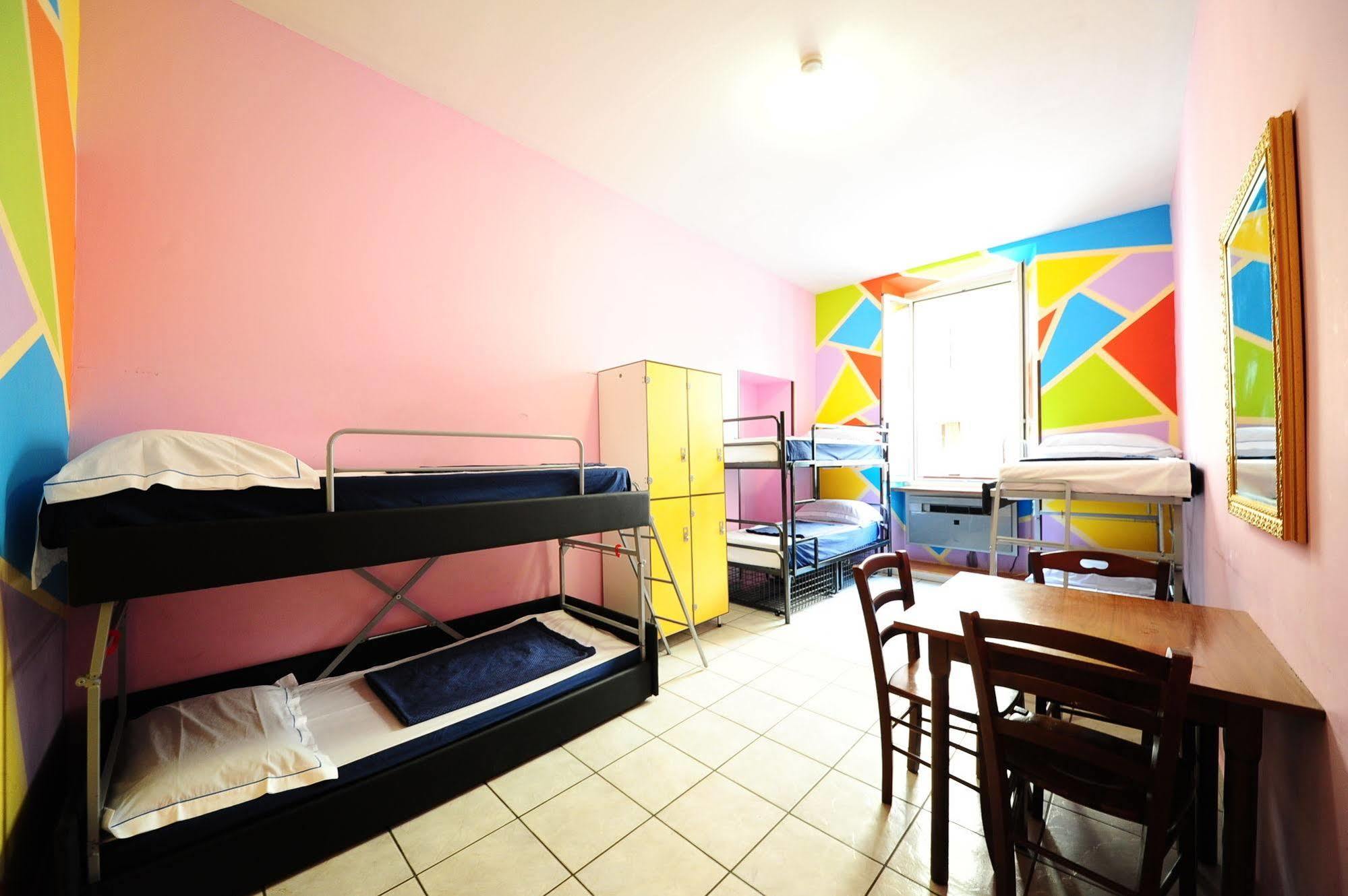 Hostal Alessandro Downtown & Bar *