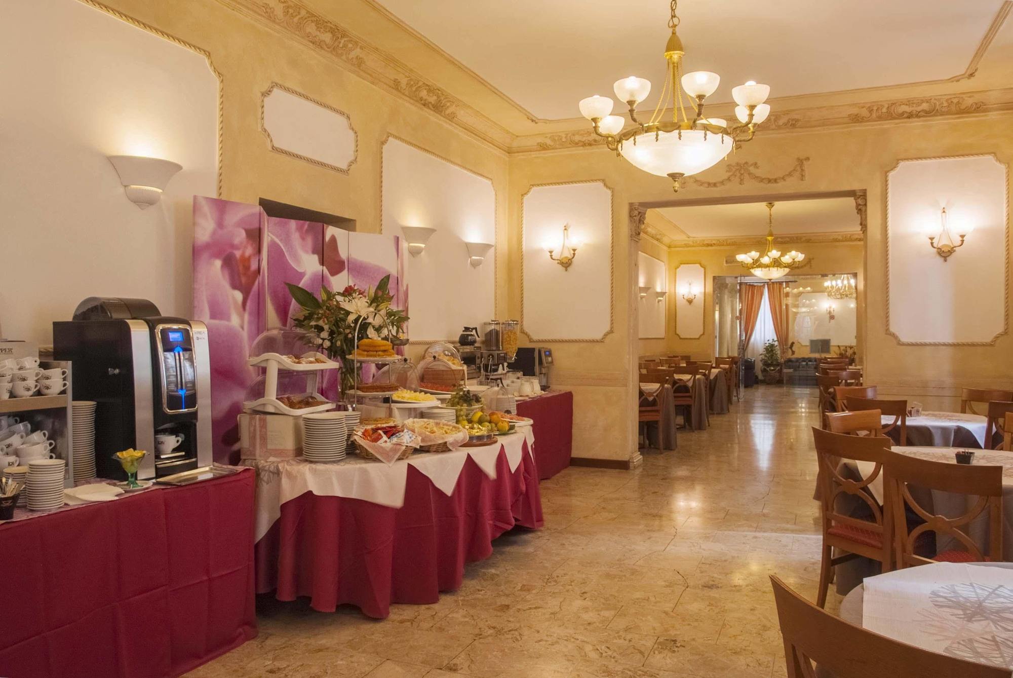 Rosa Hotell 3*