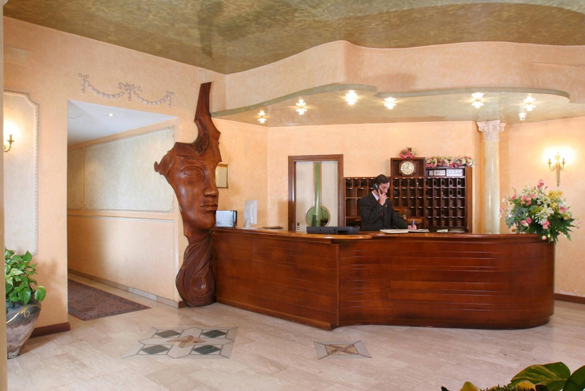 Rosa Hotell 3*