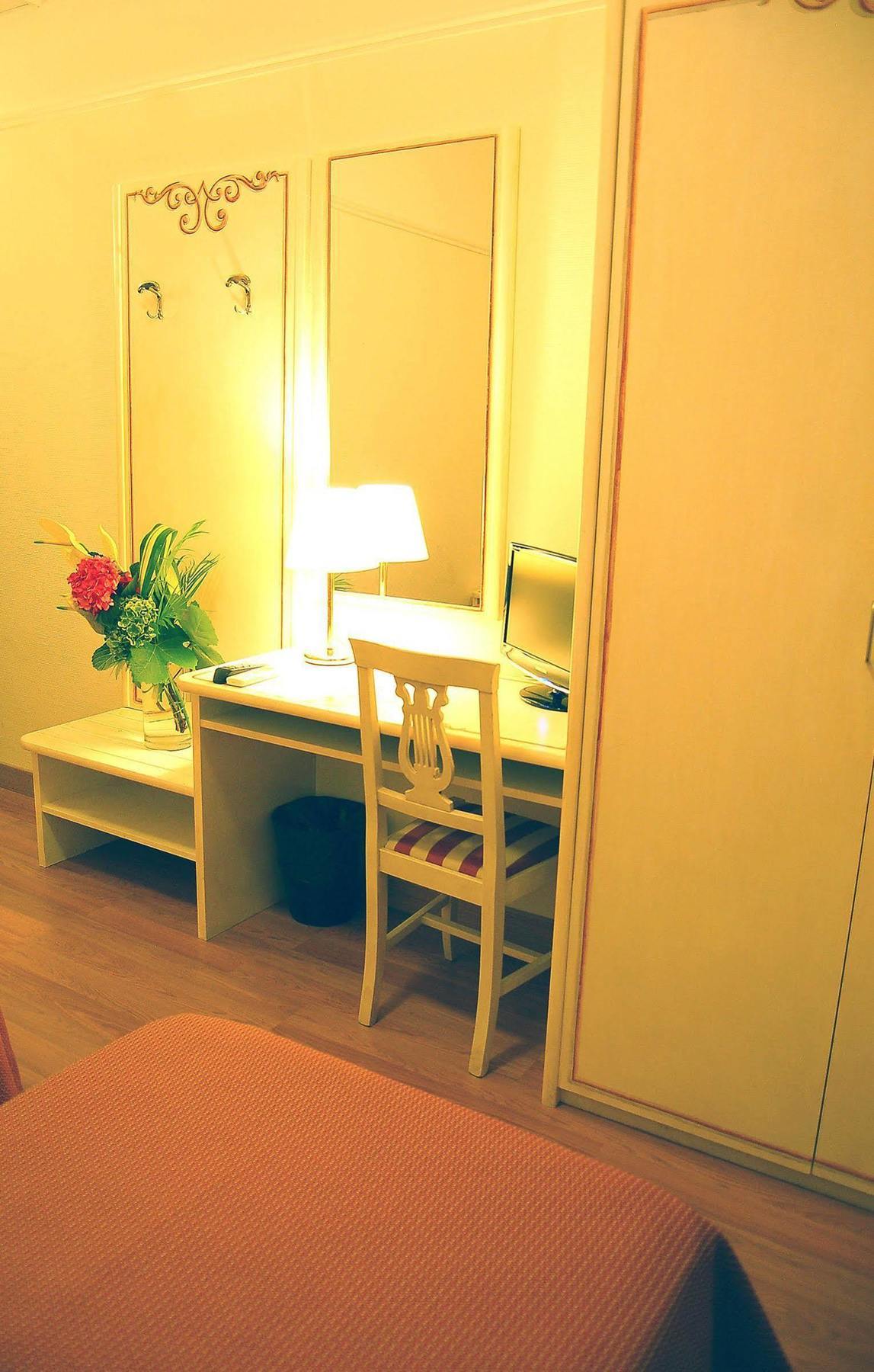 Rosa Hotell 3*