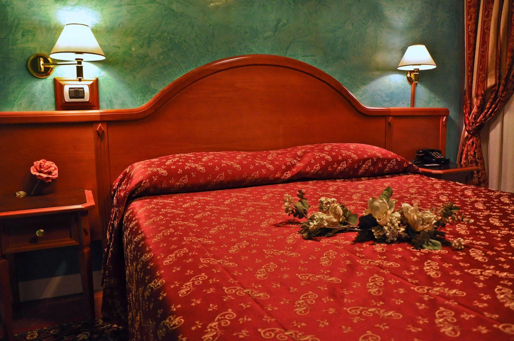 Sandra Hotel *