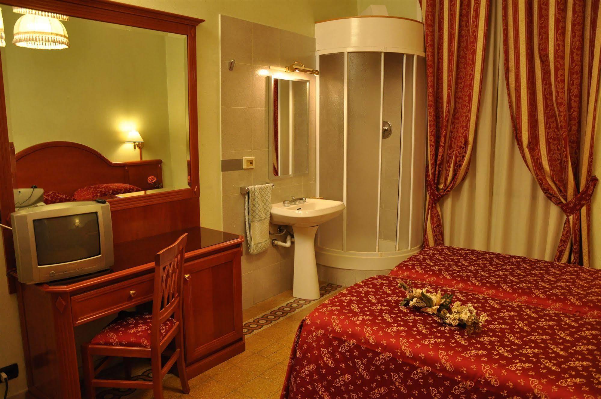 Sandra Hotel *
