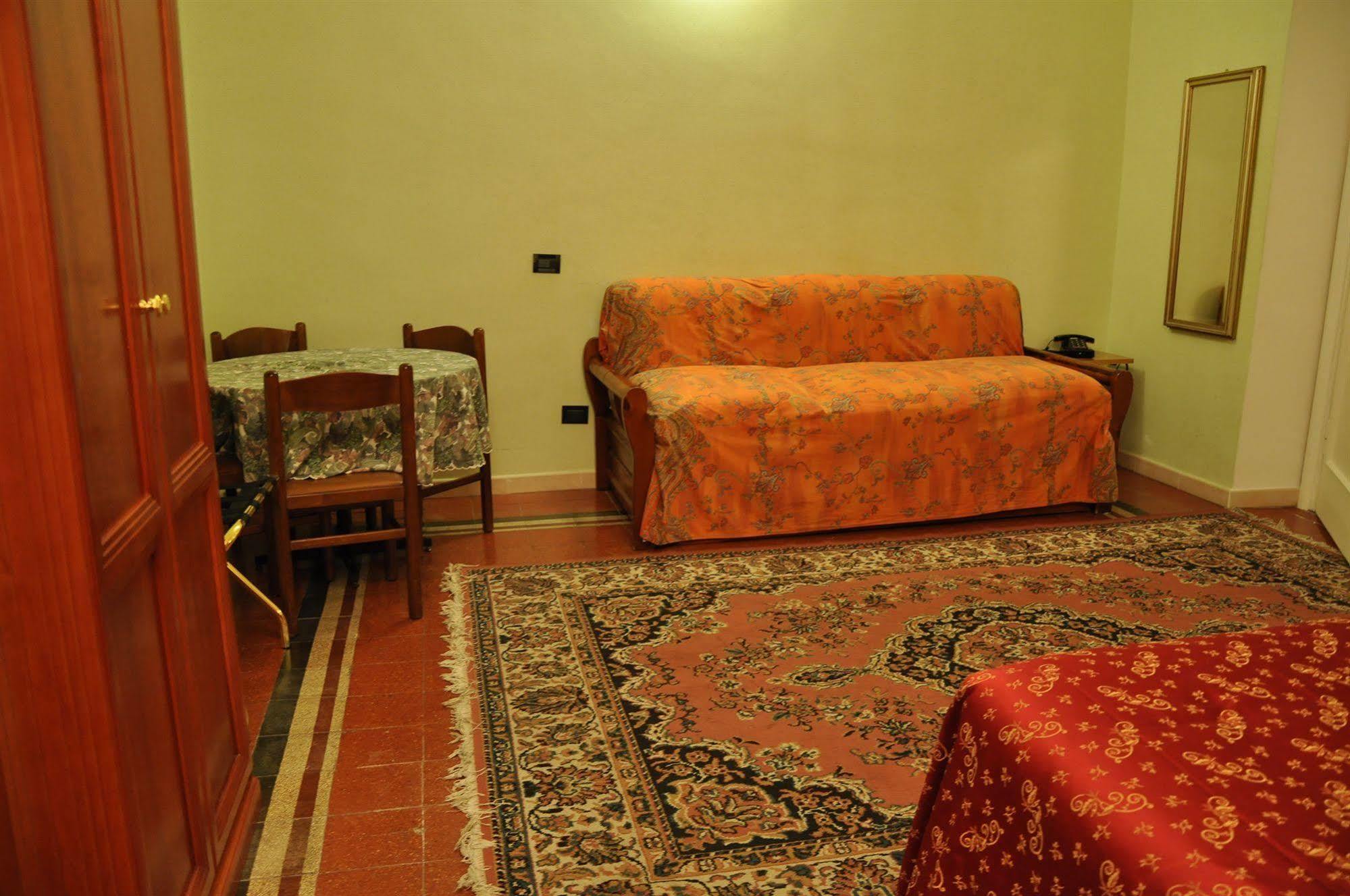 Sandra Hotel *