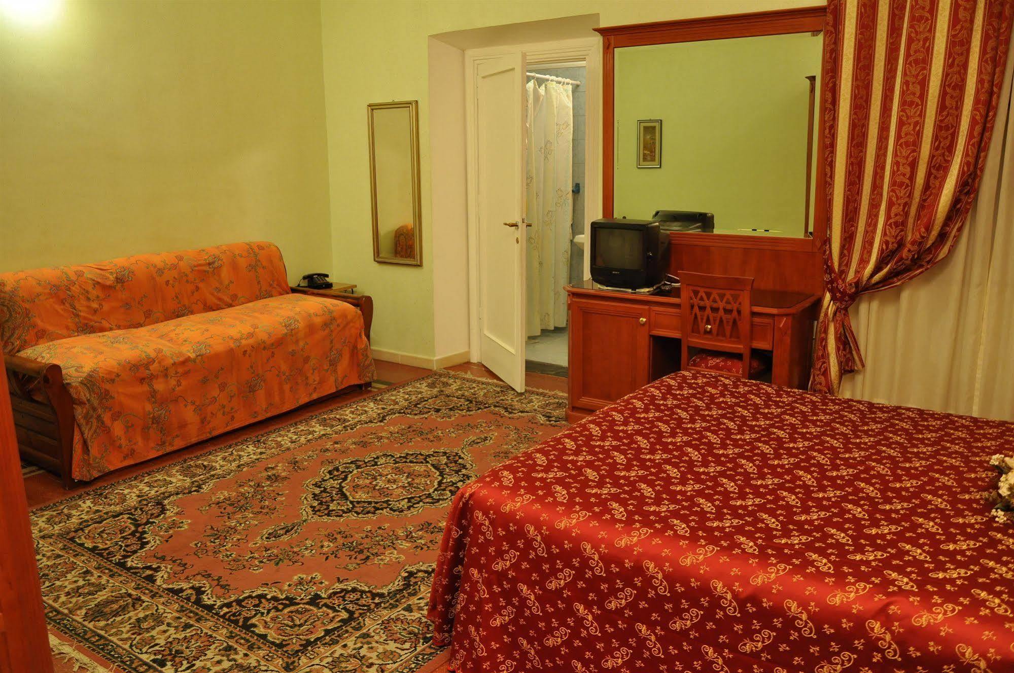 Sandra Hotel *