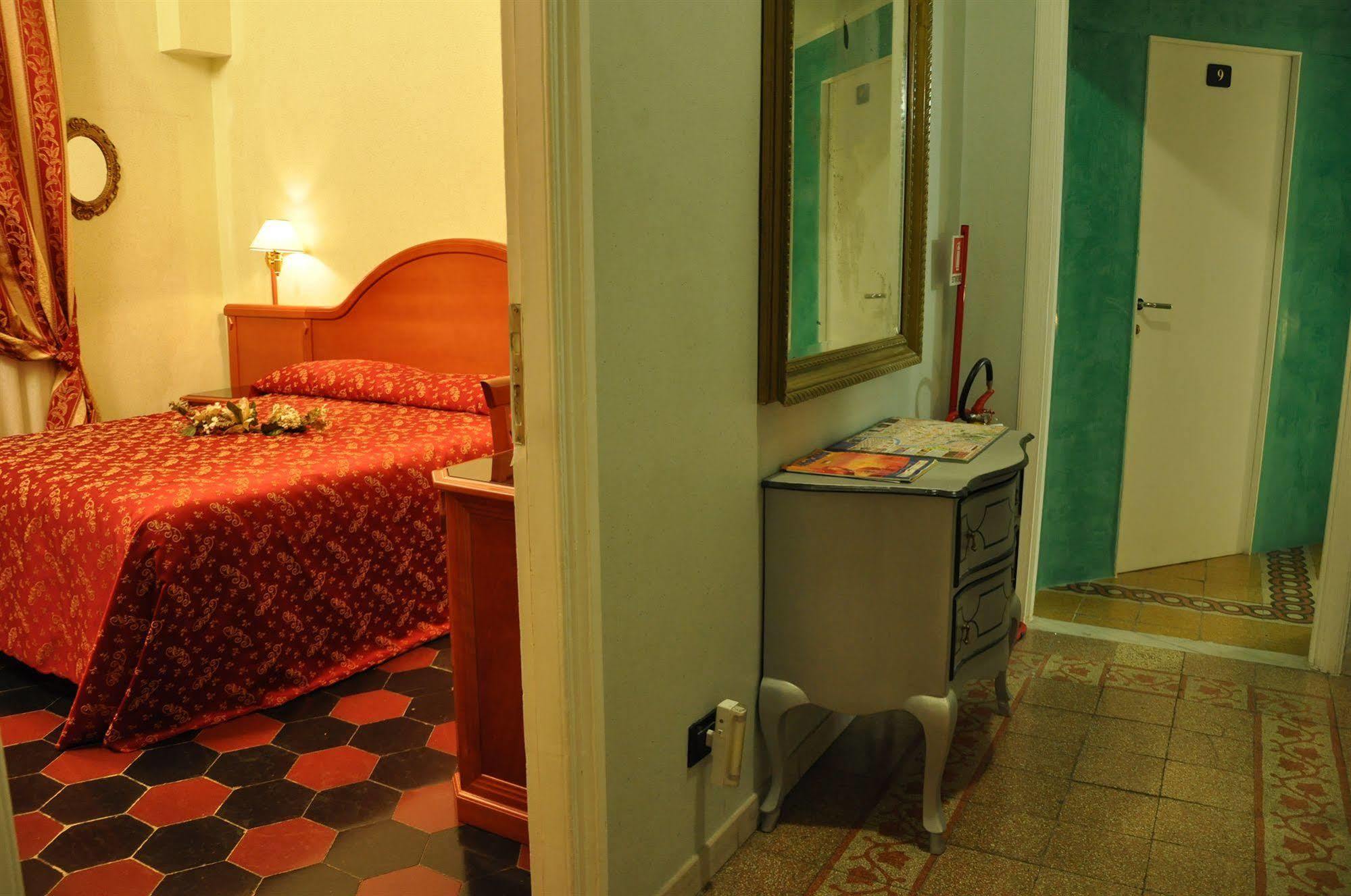 Hotel Sandra *