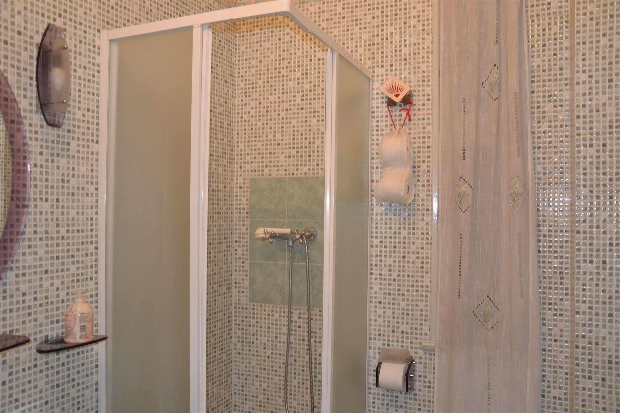 Lucky House Hotell 2*