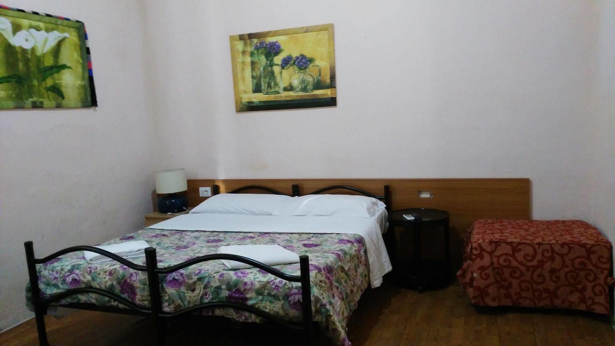 Volturno House Hostal *
