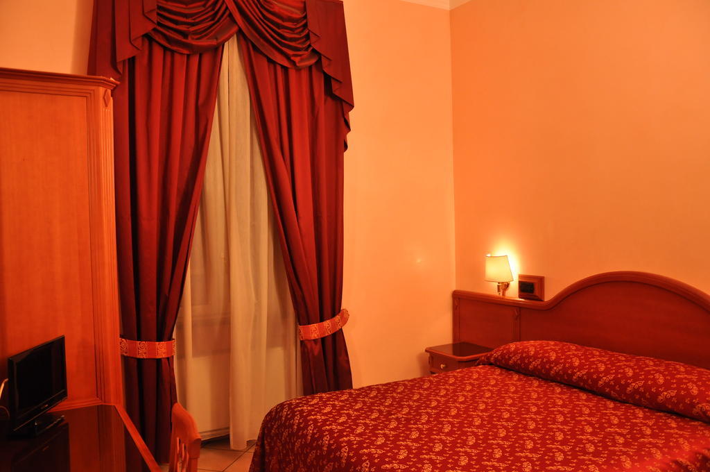 Sandra Hotel *