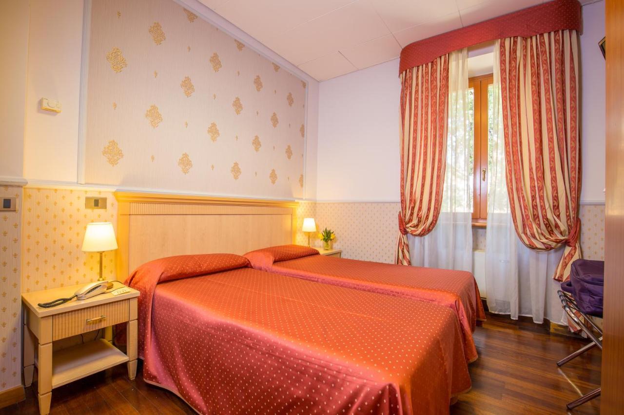 Arco Di Travertino Hotell Roma