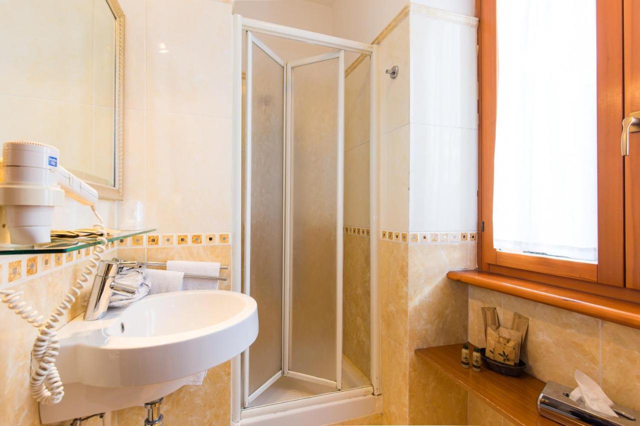 Arco Di Travertino Hotell