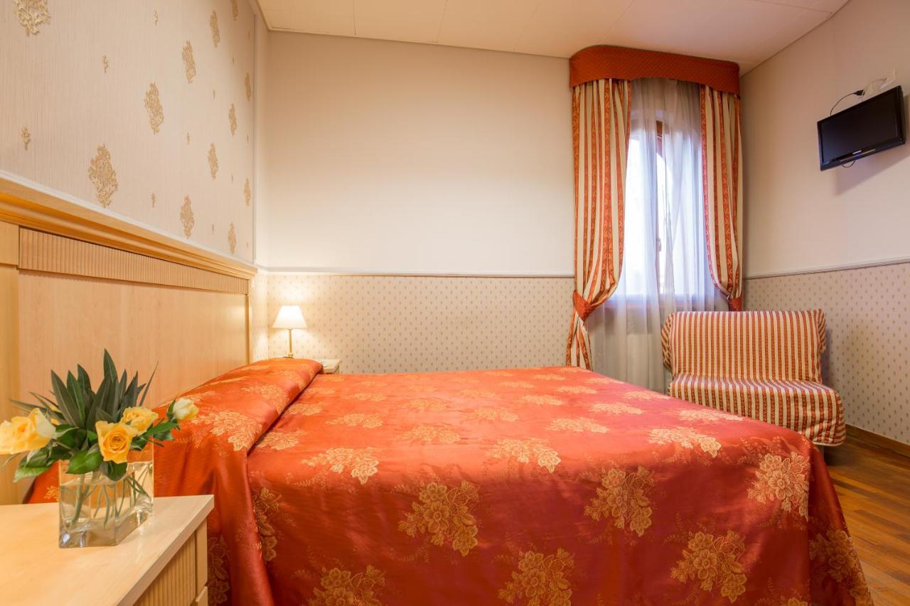 Arco Di Travertino Hotel
