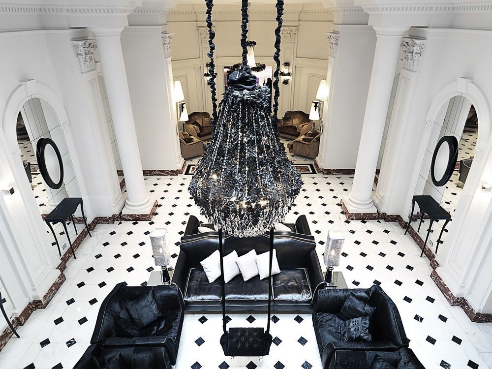 Leon's Place In Hotel