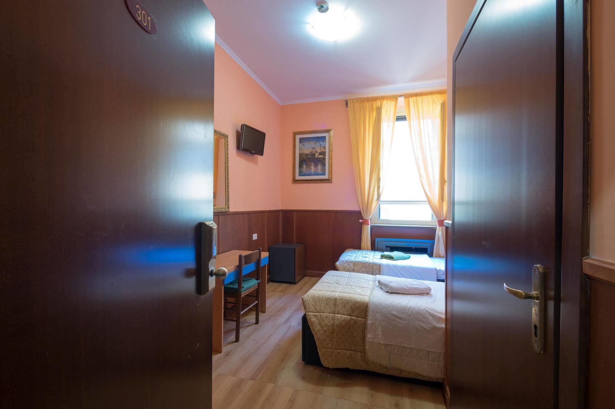 Alessandro Downtown & Bar Hostel Rom
