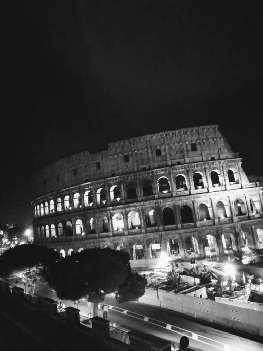 Jacuzzi In Front Of The Colosseum Apartment *