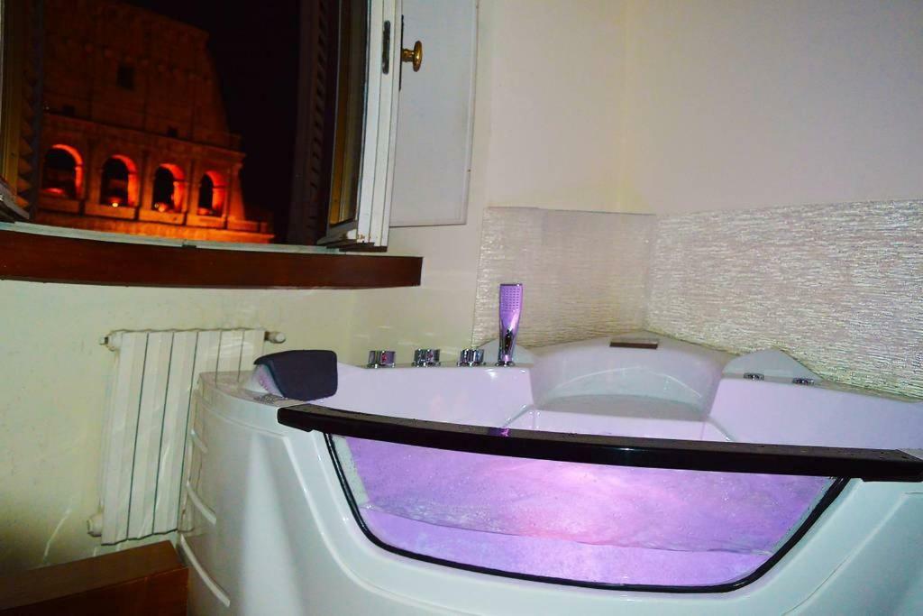 Jacuzzi In Front Of The Colosseum Apartment Rom