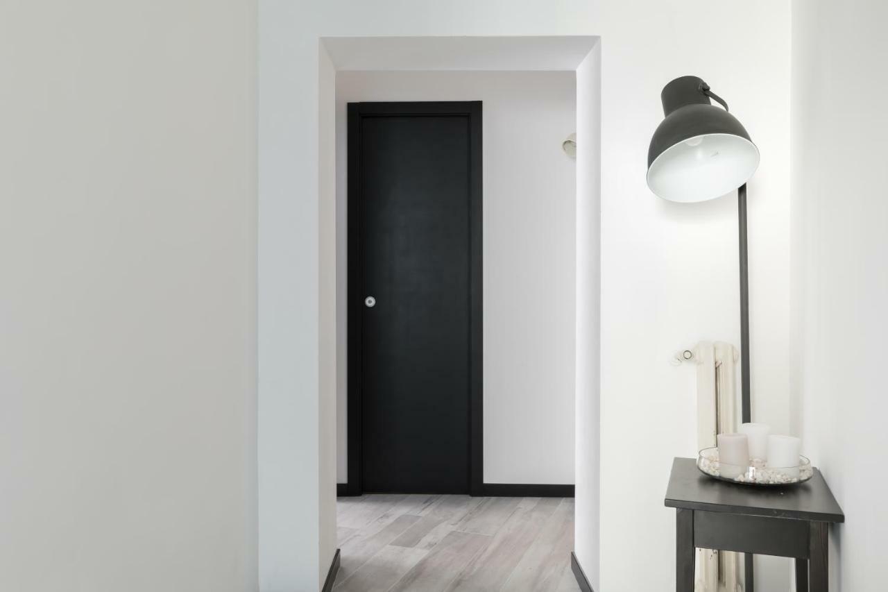 Apartment A World Aparts - 23 Artisti *