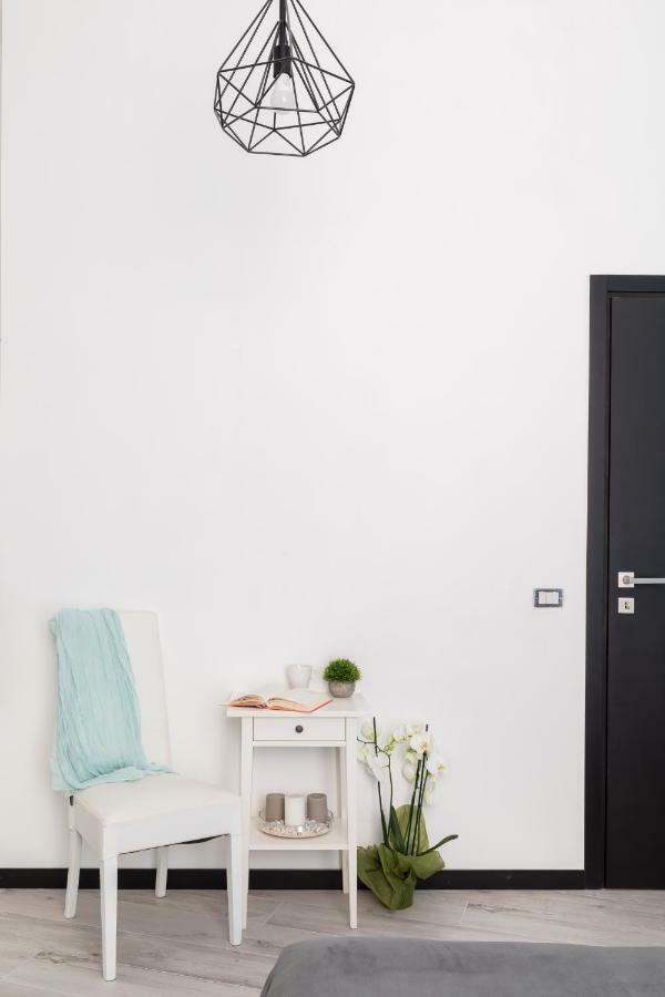 Apartment A World Aparts - 23 Artisti *