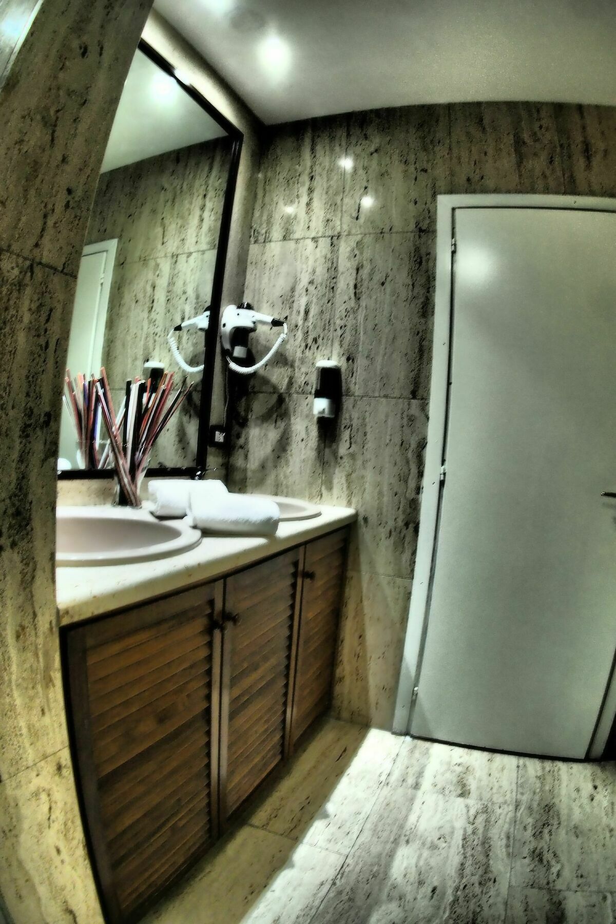 Enzo Luxury Gjestgiverier 3*